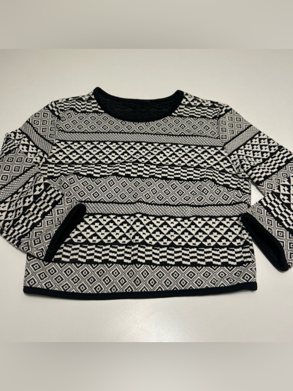 Bershka women’s Black white patterned 3/4 sleeve crop top size Small geometric